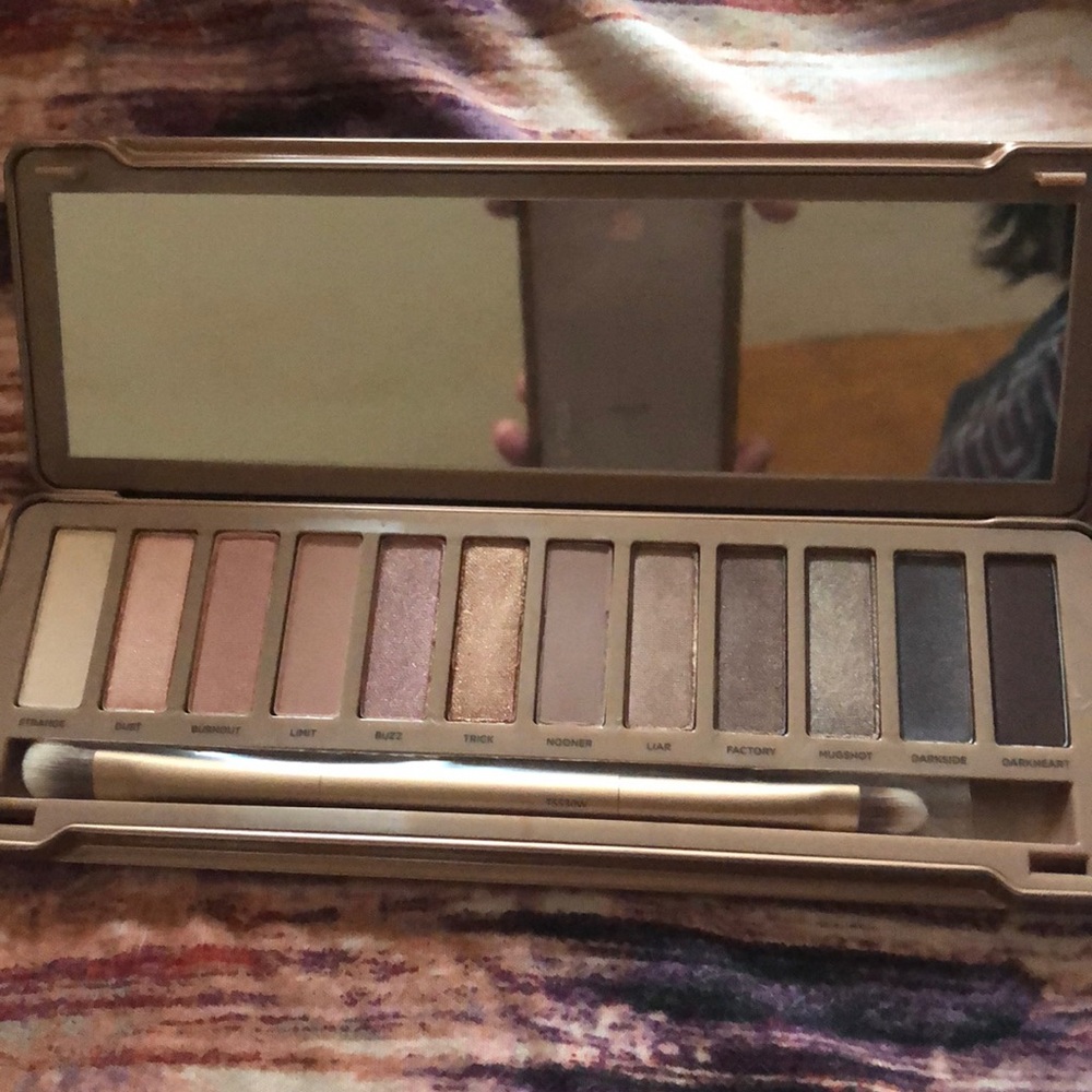 Eye shadow palette
